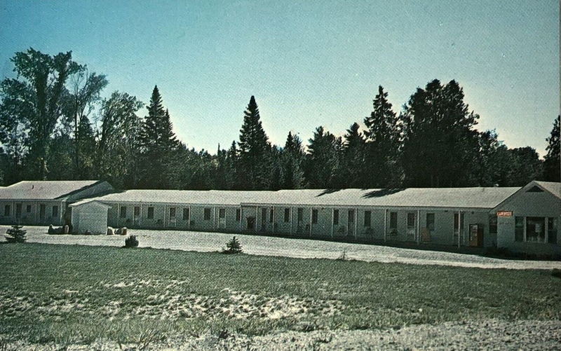 Happy Hollow Motel (Robertsons Motel) - Vintage Postcard (newer photo)